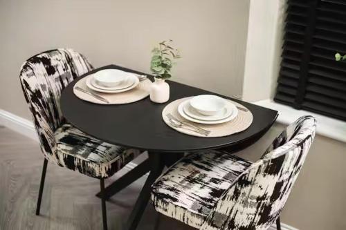 City Centre Apartment Sleeps 2 with WiFi - image 11