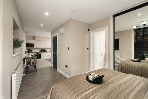 City Centre Apartment Sleeps 2 with WiFi - image 6