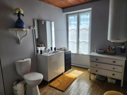 浴室, 2-Bedroom Home in Availles-Limouzine Sleeps 4 in 阿瓦艾伊利穆濟納