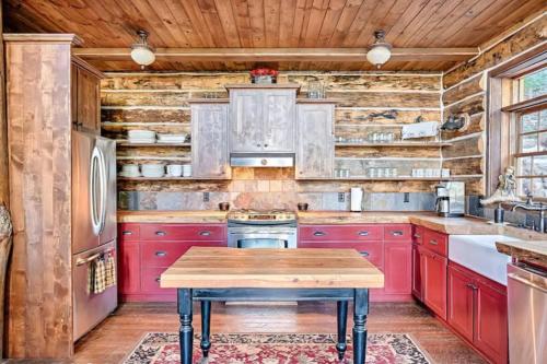 Hot Tub & Mtn Views: Woodsy Cabin in Greer in Greer (AZ)
