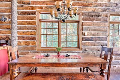 Hot Tub & Mtn Views: Woodsy Cabin in Greer in Greer (AZ)