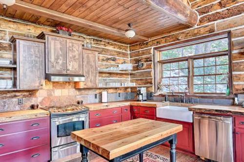 Hot Tub & Mtn Views: Woodsy Cabin in Greer in Greer (AZ)