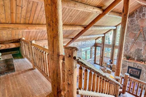 Hot Tub & Mtn Views: Woodsy Cabin in Greer in Greer (AZ)