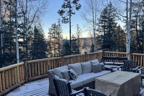 Hot Tub & Mtn Views: Woodsy Cabin in Greer in Greer (AZ)