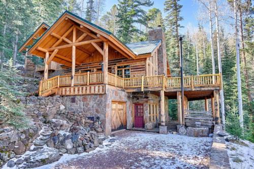 Hot Tub & Mtn Views: Woodsy Cabin in Greer in Greer (AZ)