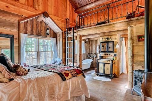 Hot Tub & Mtn Views: Woodsy Cabin in Greer in Greer (AZ)