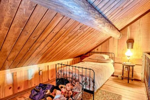 Hot Tub & Mtn Views: Woodsy Cabin in Greer in Greer (AZ)