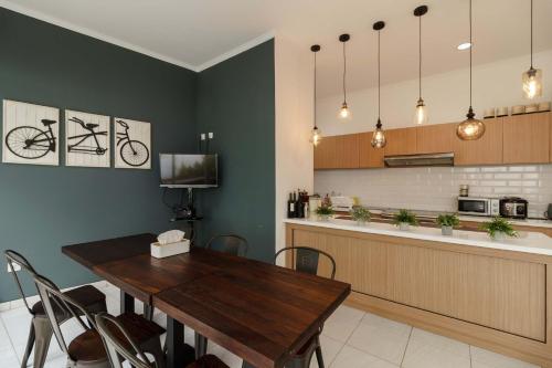 Kitchen, RedDoorz Plus near Exit Toll Puncak 2 in Ciawi