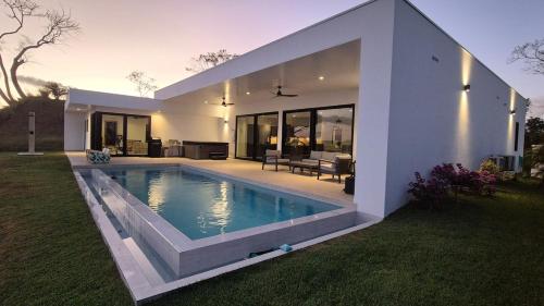 Stunning seaside villa with pool and jacuzzi in Boca Chica