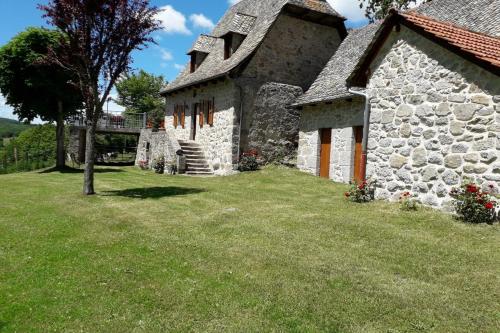 Maison de caractère avec terrasse panoramique Gîte 6 pers dans le Cantal gîte à louer Trémouilles
