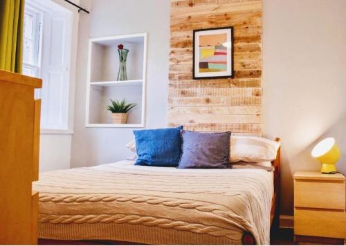 Main door flat with private garden city center - image 4