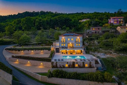 Villa Esarjo with Heated Pool and Sea View - Accommodation - Veprinac