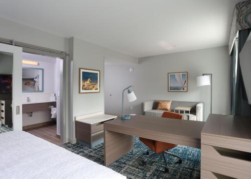 Hampton Inn & Suites Manistee Waterfront - image 6