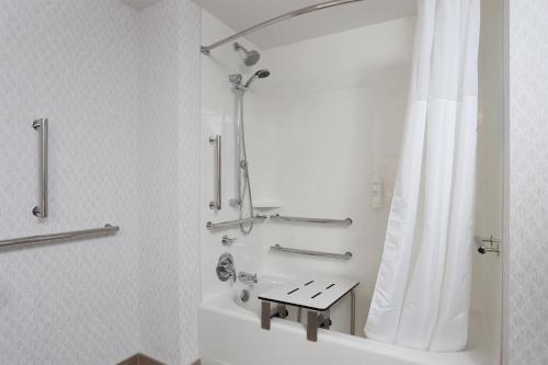 Hampton Inn & Suites Manistee Waterfront - image 9