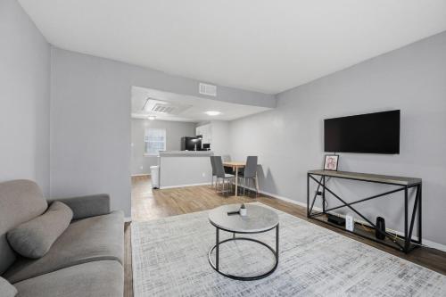 Bright 2BR townhome with open living space – khách sạn tại Arlington
