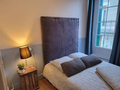 Chambre Lumineuse avec Balcon - Cuisine Partagée & Salle de Bain Privative