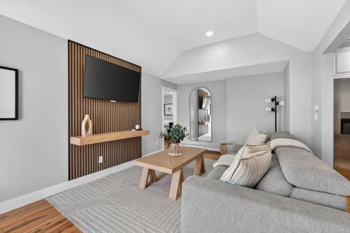 LunaVista Stay, King Bed - Kitchen in West Hills (NY)