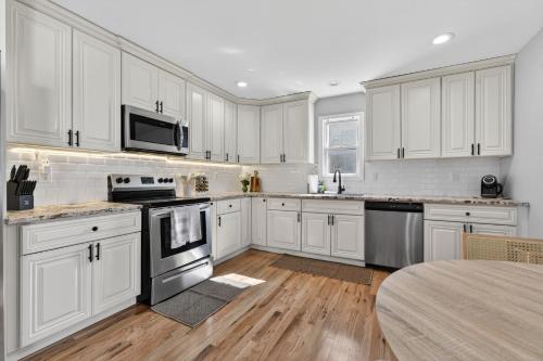 LunaVista Stay, King Bed - Kitchen in West Hills (NY)