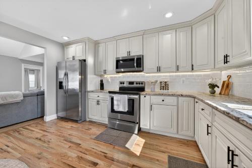 LunaVista Stay, King Bed - Kitchen in West Hills (NY)