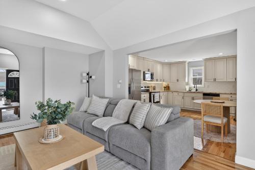 LunaVista Stay, King Bed - Kitchen in West Hills (NY)