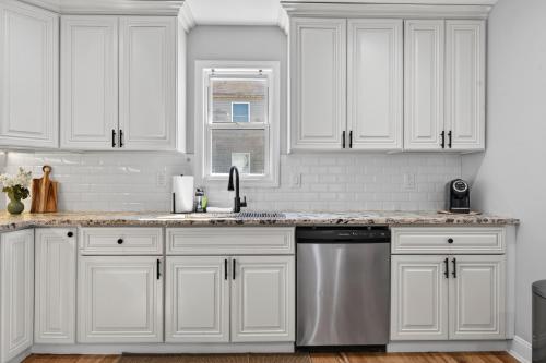 LunaVista Stay, King Bed - Kitchen in West Hills (NY)