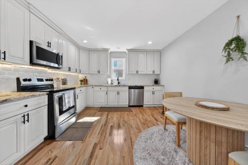 LunaVista Stay, King Bed - Kitchen in West Hills (NY)