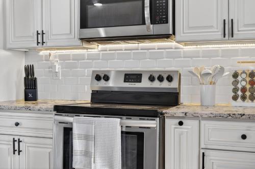 LunaVista Stay, King Bed - Kitchen in West Hills (NY)