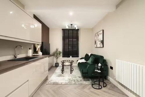 Edinburgh Apartment - Sleeps 2 - Princes St Close - main image