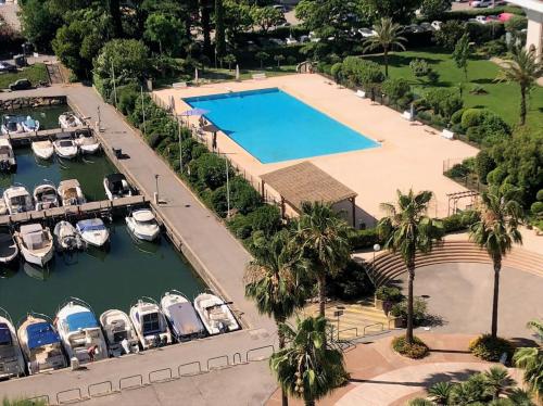 Luxury Apartment High Floor, AC, Pool, Sea, Mountain Views