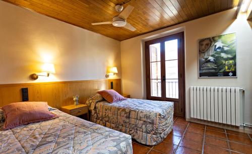 2 twin beds