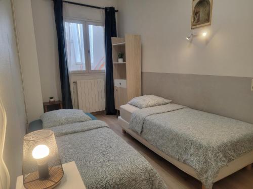 Separate Bright Double Room - Center & Castle - Shared Kitchen & Private Bathroom