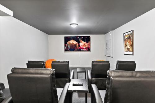 Premium WIFI! Luxurious Home in ASHEVILLE with PRIVATE Hot tub! in Asheville, USA