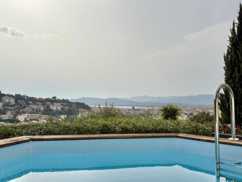Maison lumineuse avec vue mer, montagne et sur le Rocher de Roquebrune, piscine et parking – khách sạn tại Trung tâm Saint-Raphael