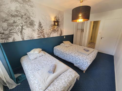 Chambre Triple Vue sur Château de Lourdes - Cuisine Partagée et Salle de Bain Privative
