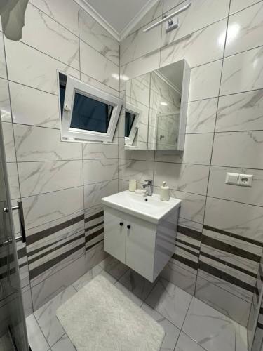 Studio Apartman Kostić (Studio Apartman Kostic) in Грачаница