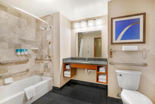 Drury Inn & Suites St. Louis Brentwood - image 31