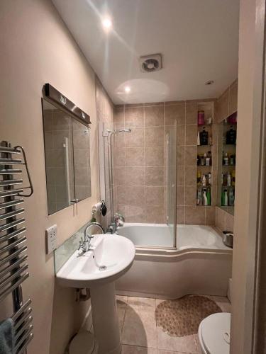 Women only- Guest Room5 with Private En-Suite bathtub evening parking - image 2