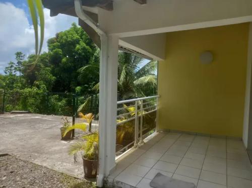 Maison accueillante a Les Abymes avec terrasse in Les Abymes