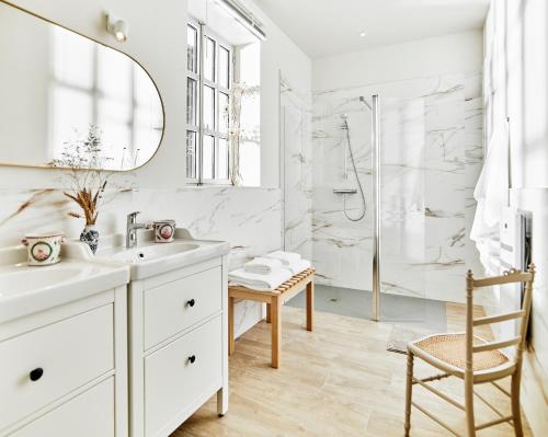 Bathroom, Chateau de la Piscine - Appartements dans le Mas au coeur d'un grand parc arbore in Les Cevennes