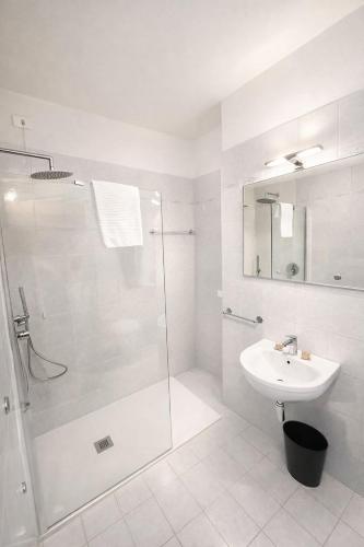 Vinessa Rooms - image 4