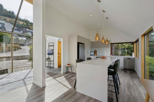 Earnslaw Lakeview Retreat close to town + parking - image 13