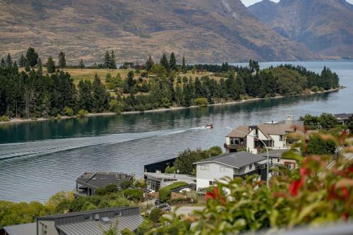 Earnslaw Lakeview Retreat close to town + parking - image 8