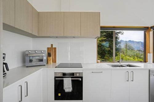 Earnslaw Lakeview Retreat close to town + parking - image 3