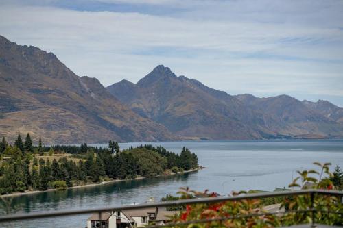 Earnslaw Lakeview Retreat close to town + parking - image 11