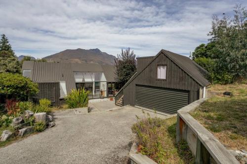 Earnslaw Lakeview Retreat close to town + parking - image 7