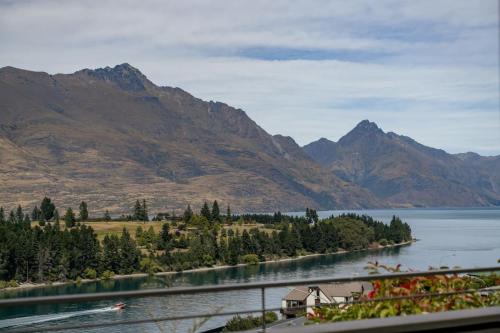 Earnslaw Lakeview Retreat close to town + parking - image 9
