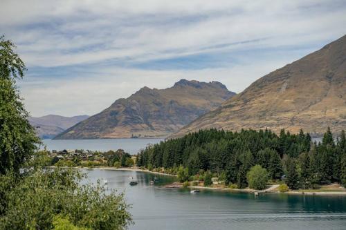 Earnslaw Lakeview Retreat close to town + parking - main image
