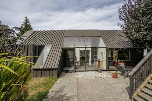 Earnslaw Lakeview Retreat close to town + parking - image 3