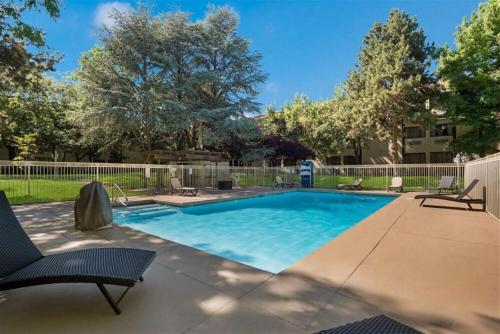 Garden, SureStay Plus by Best Western Reno Airport in Reno (NV)