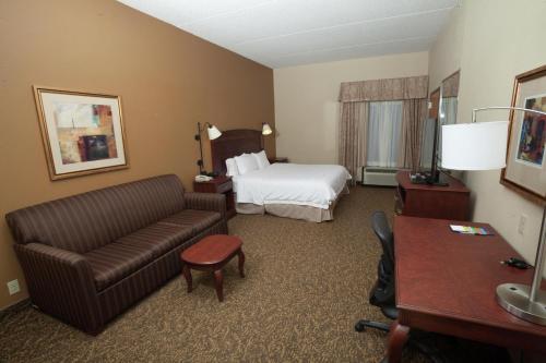 Hampton Inn Oneonta - image 17